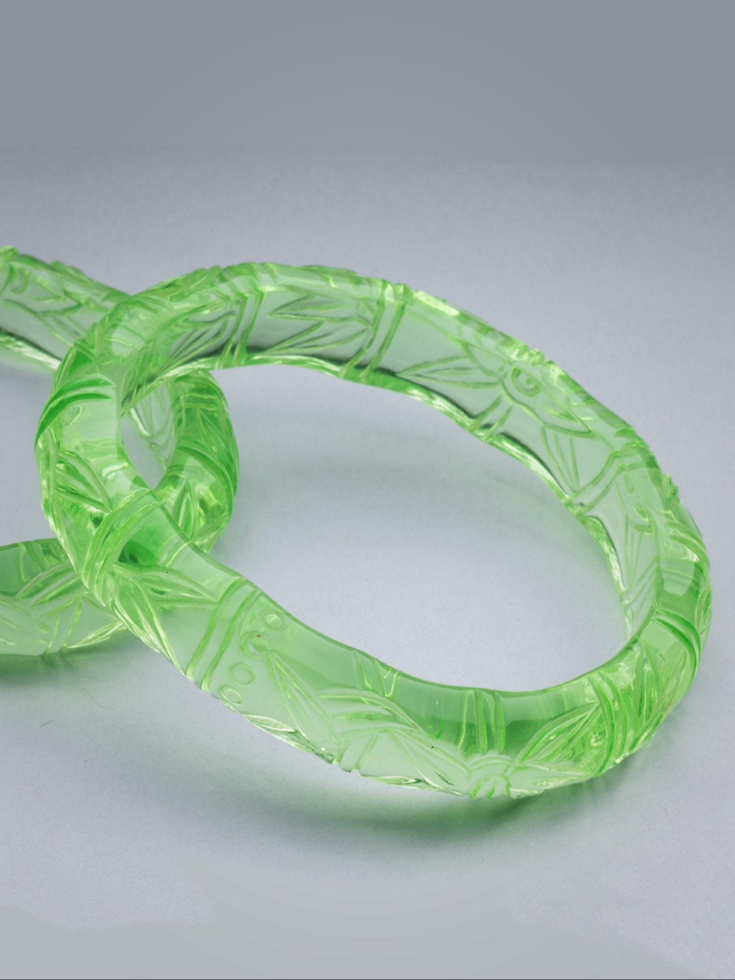 清代·竹节式玻璃镯。空山新雨后，天气晚来秋
明月松间照，清泉石上流
——唐·王维《山居秋暝》 
这对竹节式玻璃镯高1.2cm，厚0.75cm，外径7.51cm，外宽6.75cm，台北故宫博物院藏 
竹节镯，将镯子雕刻成竹子形状，有竹枝、竹叶和竹节作装饰，梗条为竹节状，重复排列布满整圈 
竹节通常雕刻成每节两端稍膨大、中间稍收缩的形式，两竹节之间，或有相间的小珠相连，或有轻微的阴刻线以区分竹节 
竹节镯寓意：清白有节，节节高升，节节通顺，不停不断，做人虚心，做事有节度 
据说竹节镯起源于汉代，形制成熟于宋代