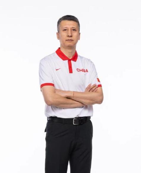 集训了这么久毛病依旧。
后卫组织不了攻防，锋线投不准蓝，罚球靠天吃饭。要么是教练