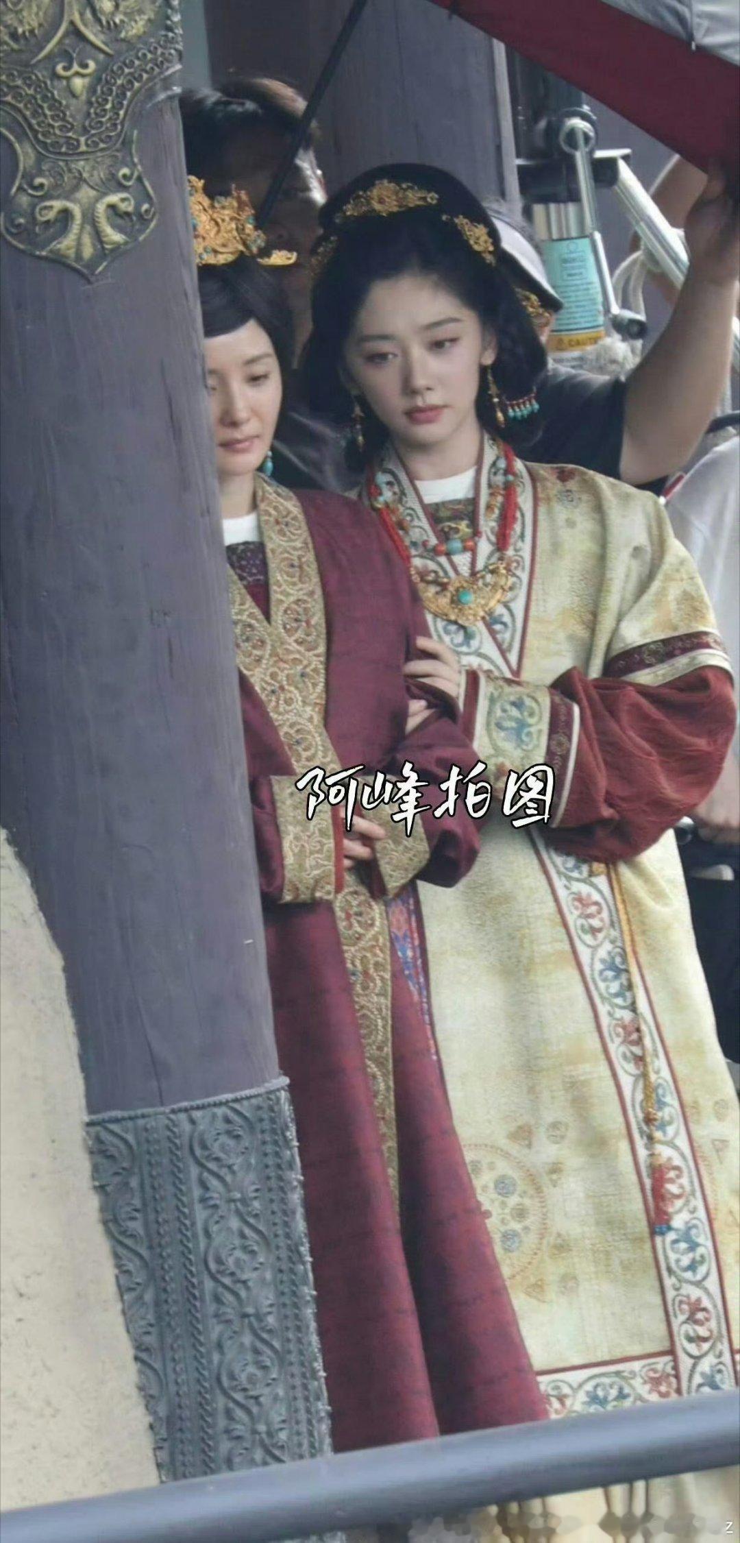 要在造型朴实的落地古装里演妖妃、妖后是需要颜值底子撑的显然影露没有大美女的颜值