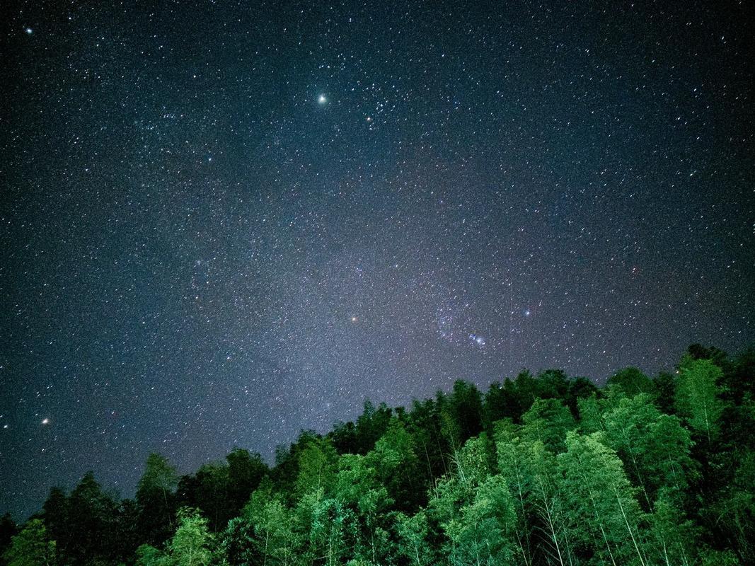 上联：冬云山明水秀
下联：星移物换天新
[微风]以时空变迁呼应季节更替，蕴含万象