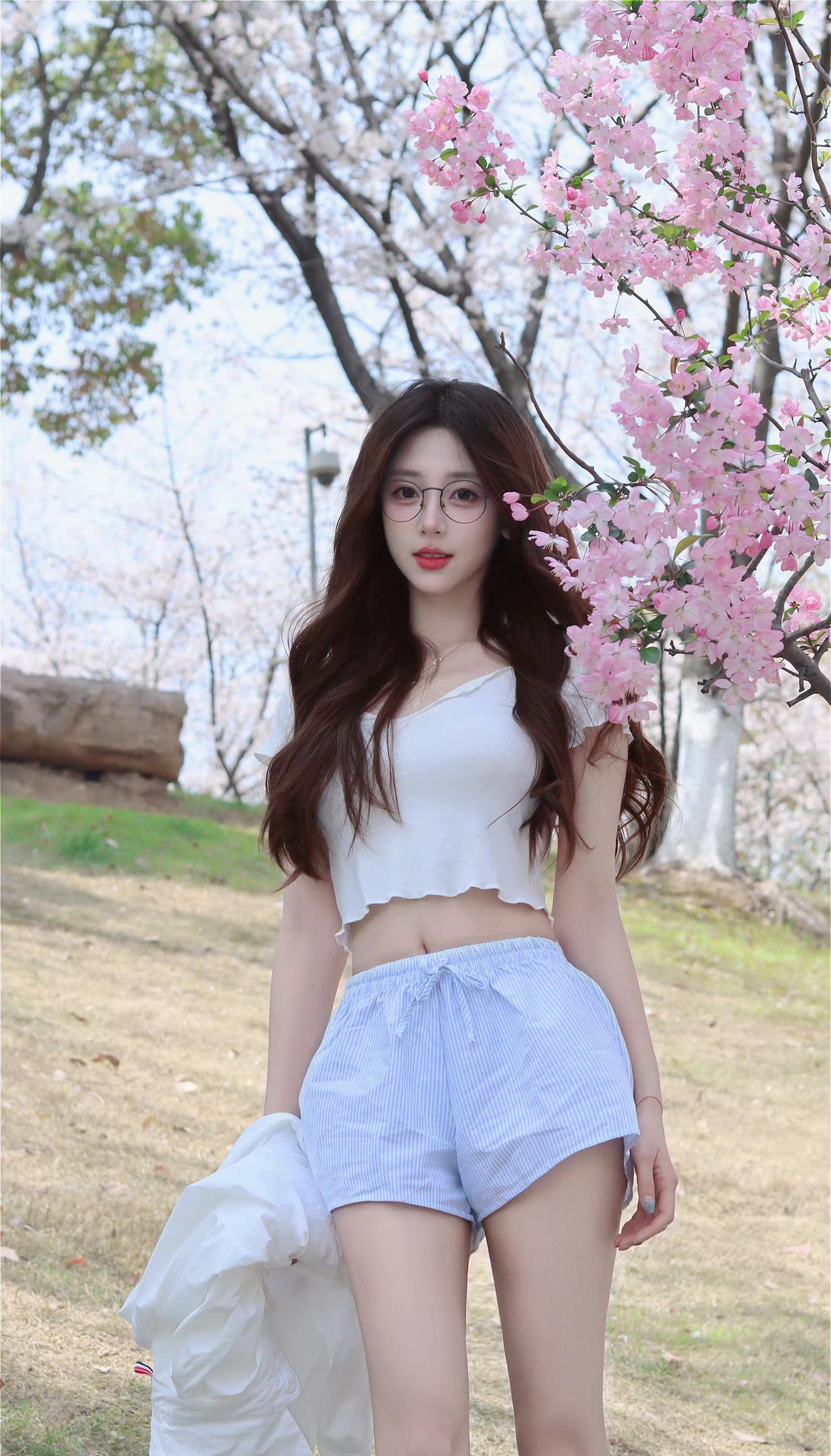 春日樱花漫山野，微风裹挟温柔而来。
白衫配清浅穿搭，满眼都是清新治愈的少年气。