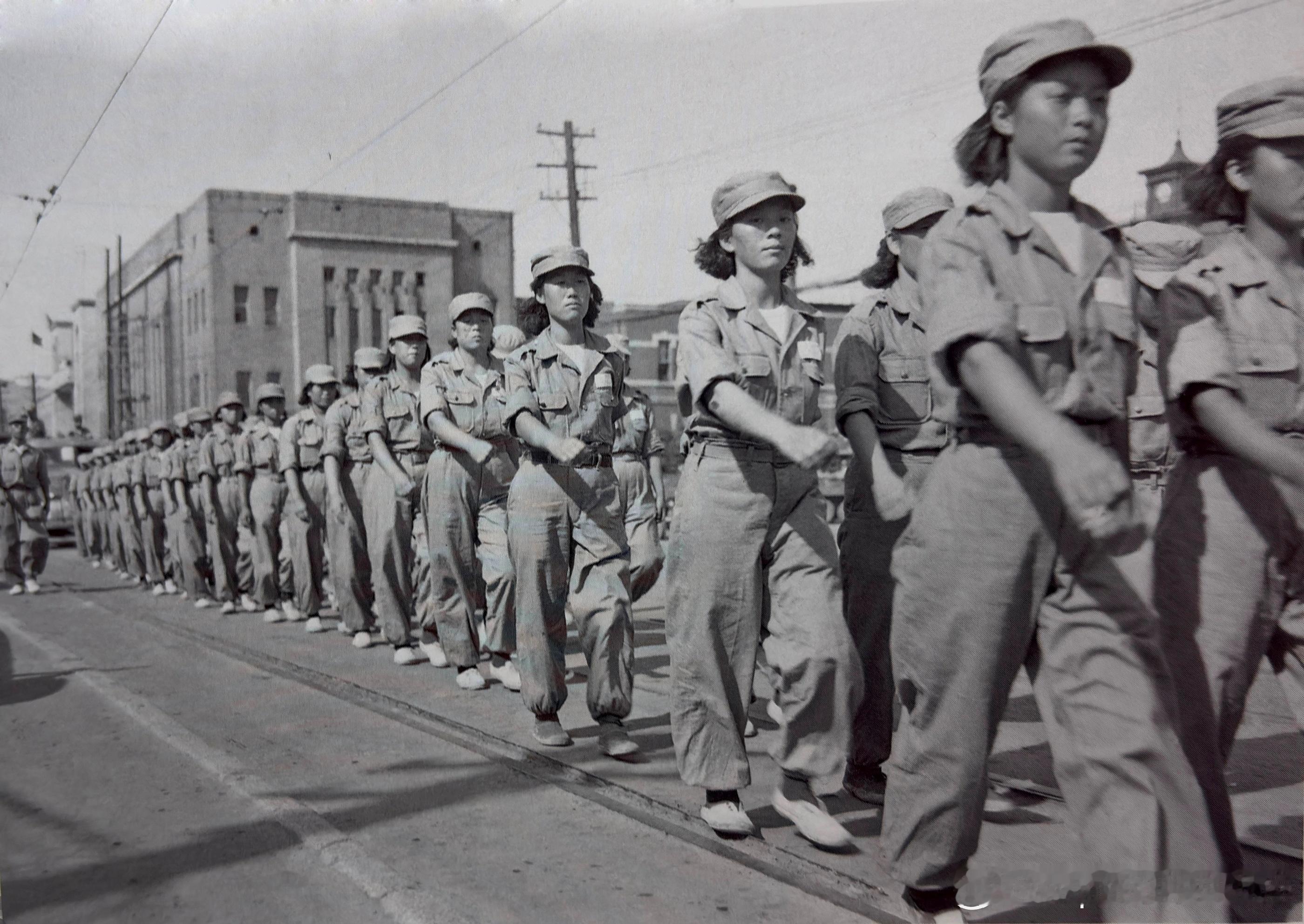 1950年9月12日经过训练的韩国女兵部队在釜山进行游行，准备对抗来自北方的“入