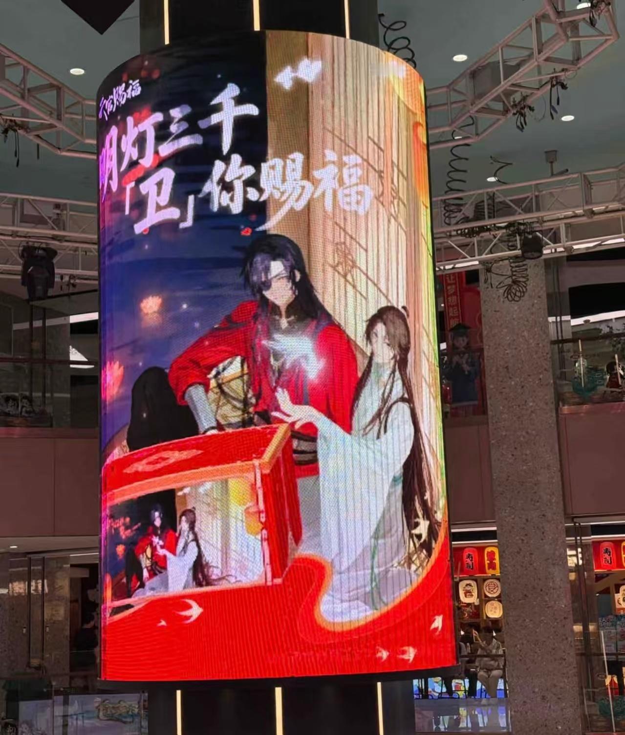 去杭州的理由又多了一个 卫龙和花怜的联名也太会了吧！辣条配绝美周边，辣中带甜越吃