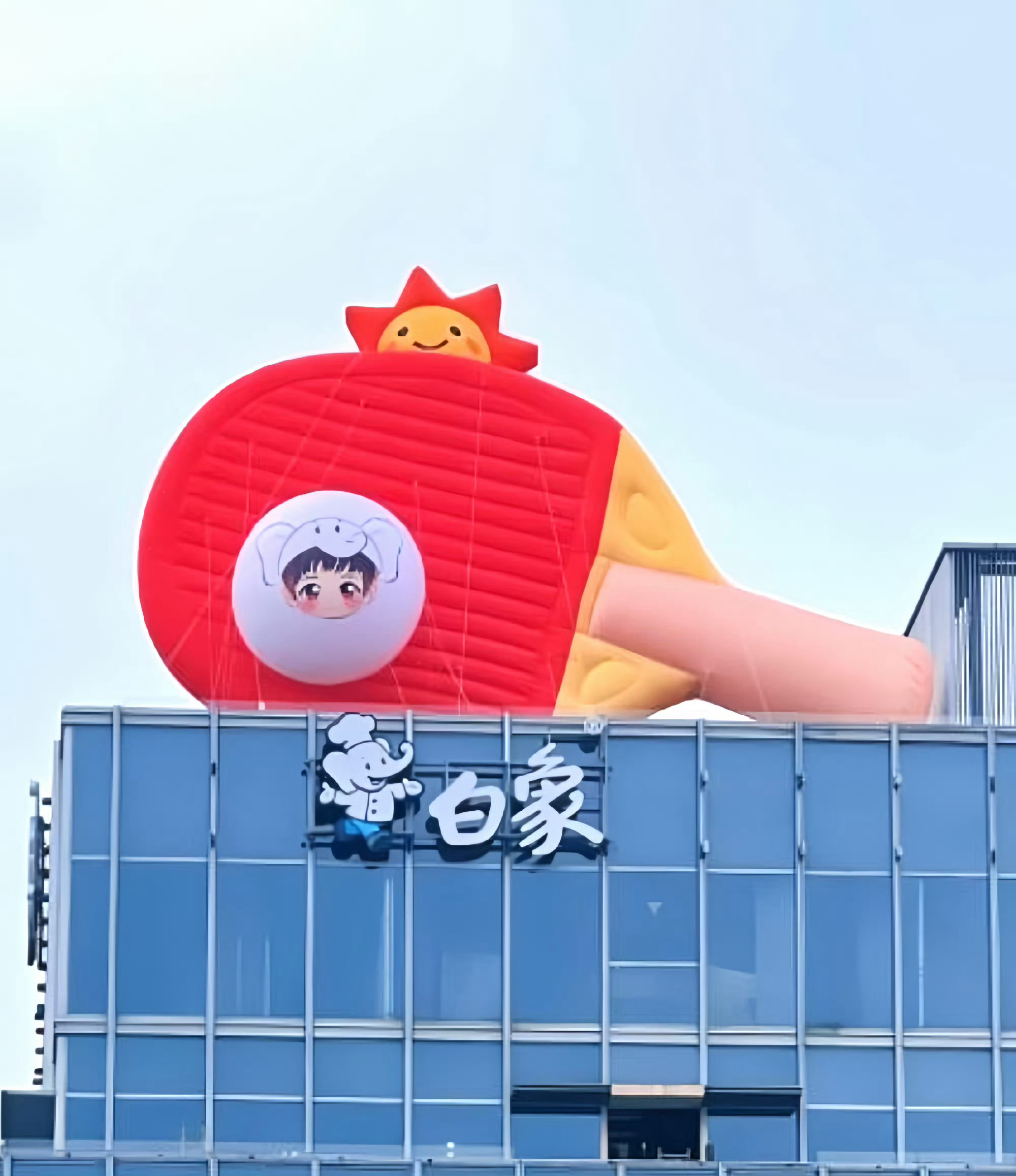 氛围感拉满！上海楼顶巨型孙颖莎球拍装置出圈，新晋网红打卡地太好拍近期上海一处城市