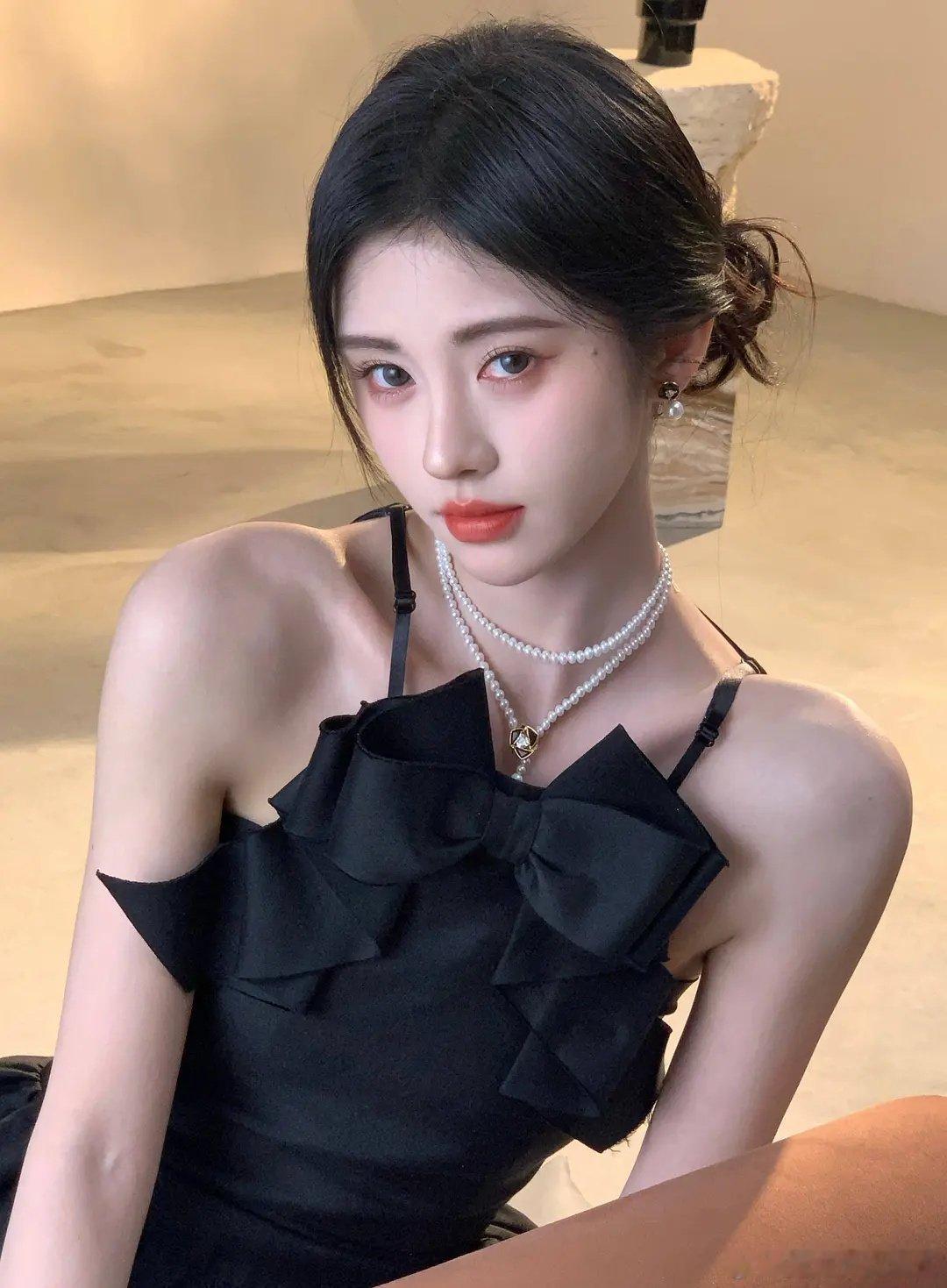 感觉还是鞠婧祎自己画的妆容让人眼熟，上一次出席活动的妆容真的差点儿没认出来是鞠婧