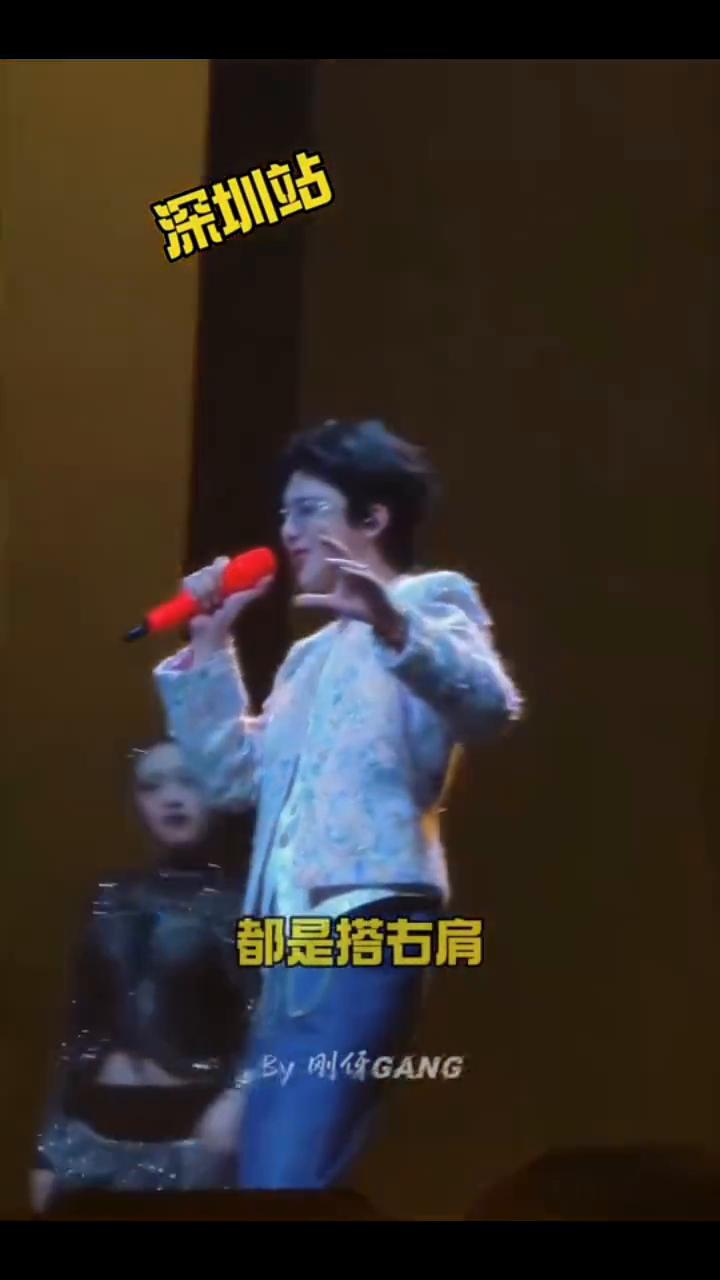 刘宇宁为什么会笑场？
这个片段有点出圈，大家关注小姐姐自己托腰抬腿，我却看到她手