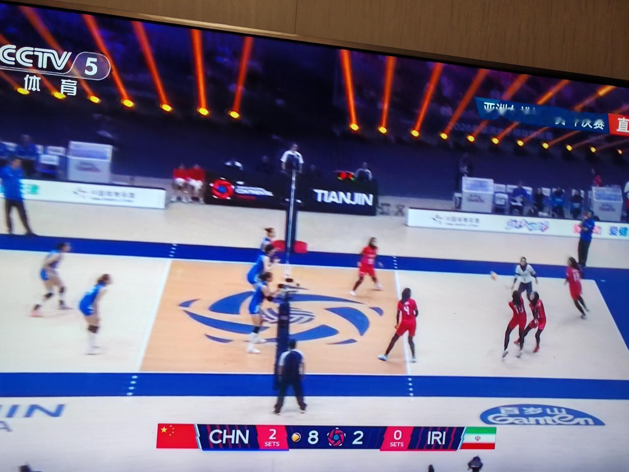 2026年8月29日女排亚锦赛半决赛，中国女排对阵伊朗女排，前两局中国女排25：