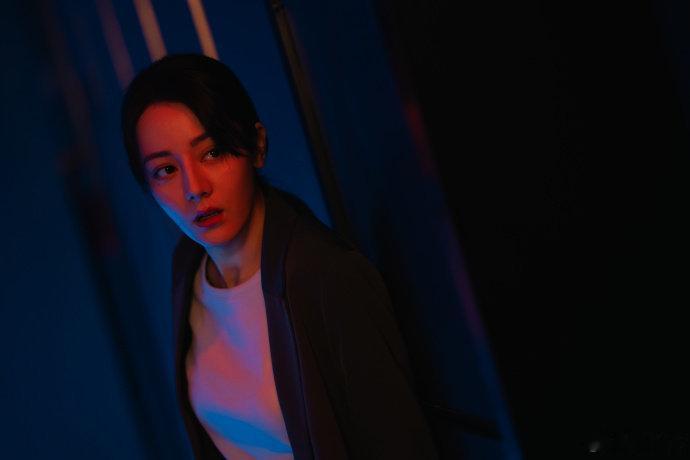 迪丽热巴不是救赎感是真救赎 《利剑玫瑰》里，迪丽热巴的邓妍用行动温暖着他人，带孩