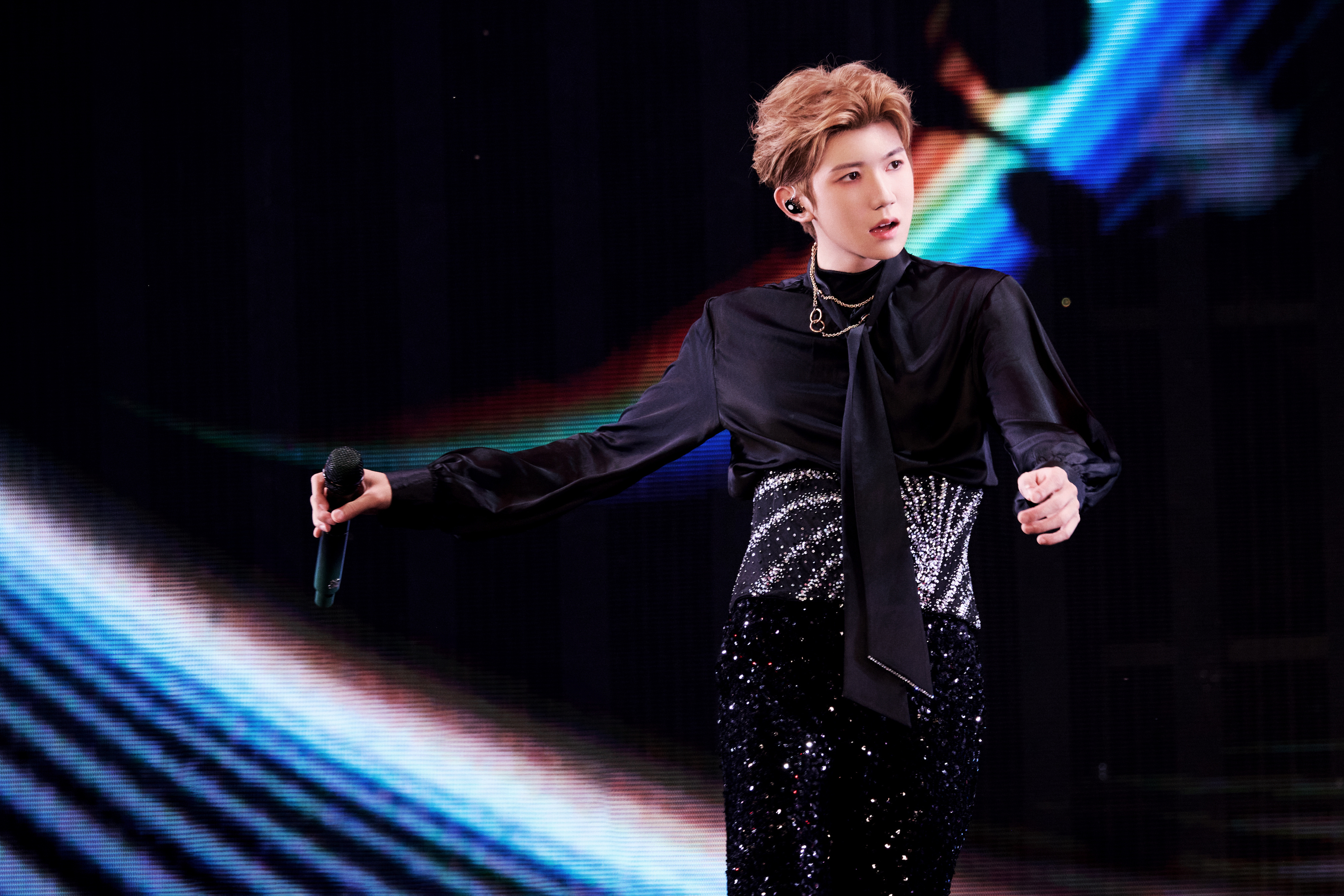 王源演唱会深圳站过审 王源“2026宇宙超级无敌大大狂欢巡回演唱会”深圳站过审啦