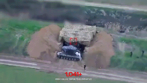 乌克兰无人机袭击导致俄军防空系统发生剧烈爆炸！
来自顿涅茨克地区的画面：一架无人