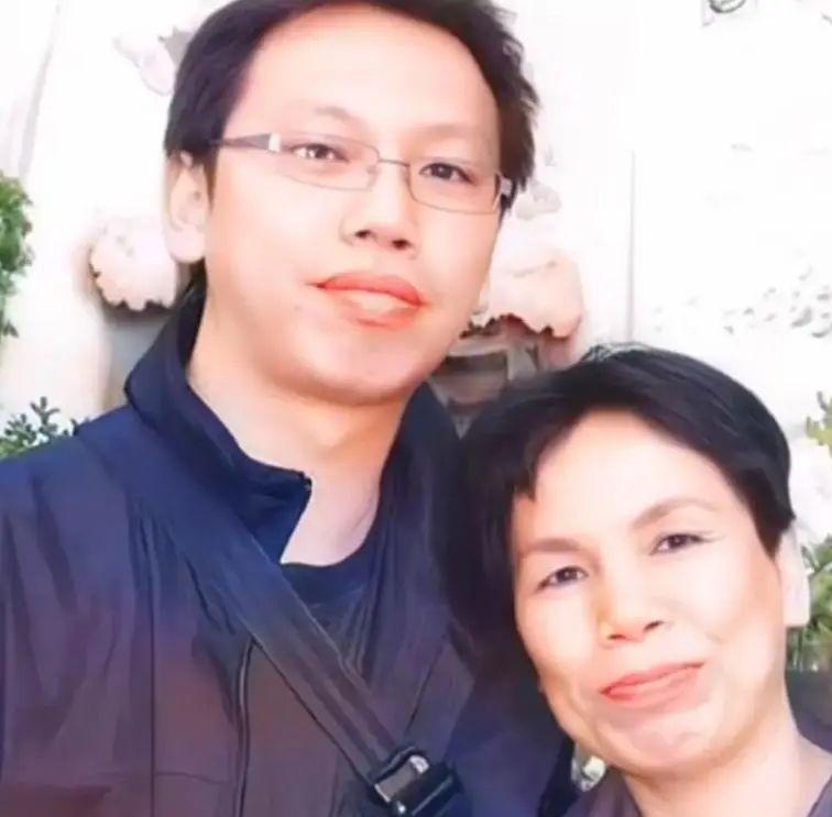 她曾是千万女老板。丈夫卷款跑路，她负债200万。雨夜车库收养16岁孤儿，所有人都