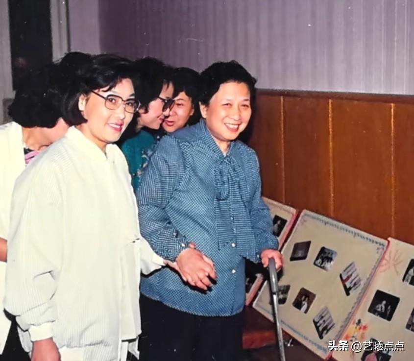 早年，越剧大师尹桂芳和她最得意的一位弟子共同出席活动。
彼时尹大师年事已高，行动
