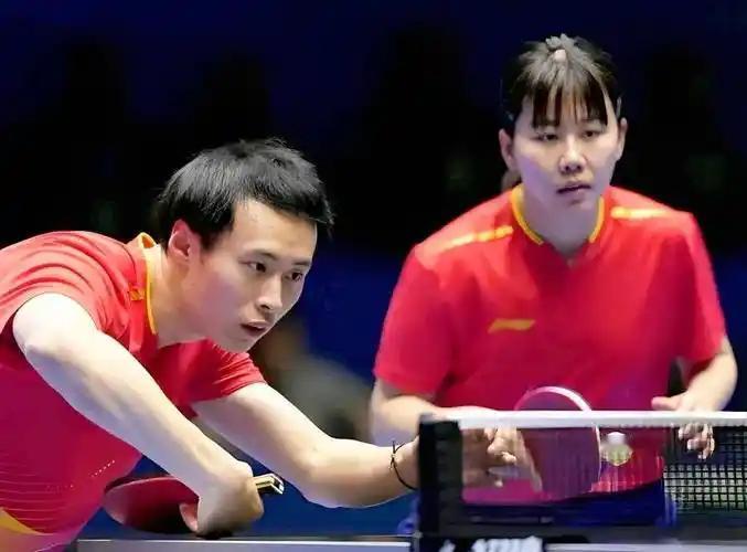 一场胜利，两次倒在地上庆祝！乌龙造成了这个名场面！
陈幸同太稳了，与搭档淘汰香港