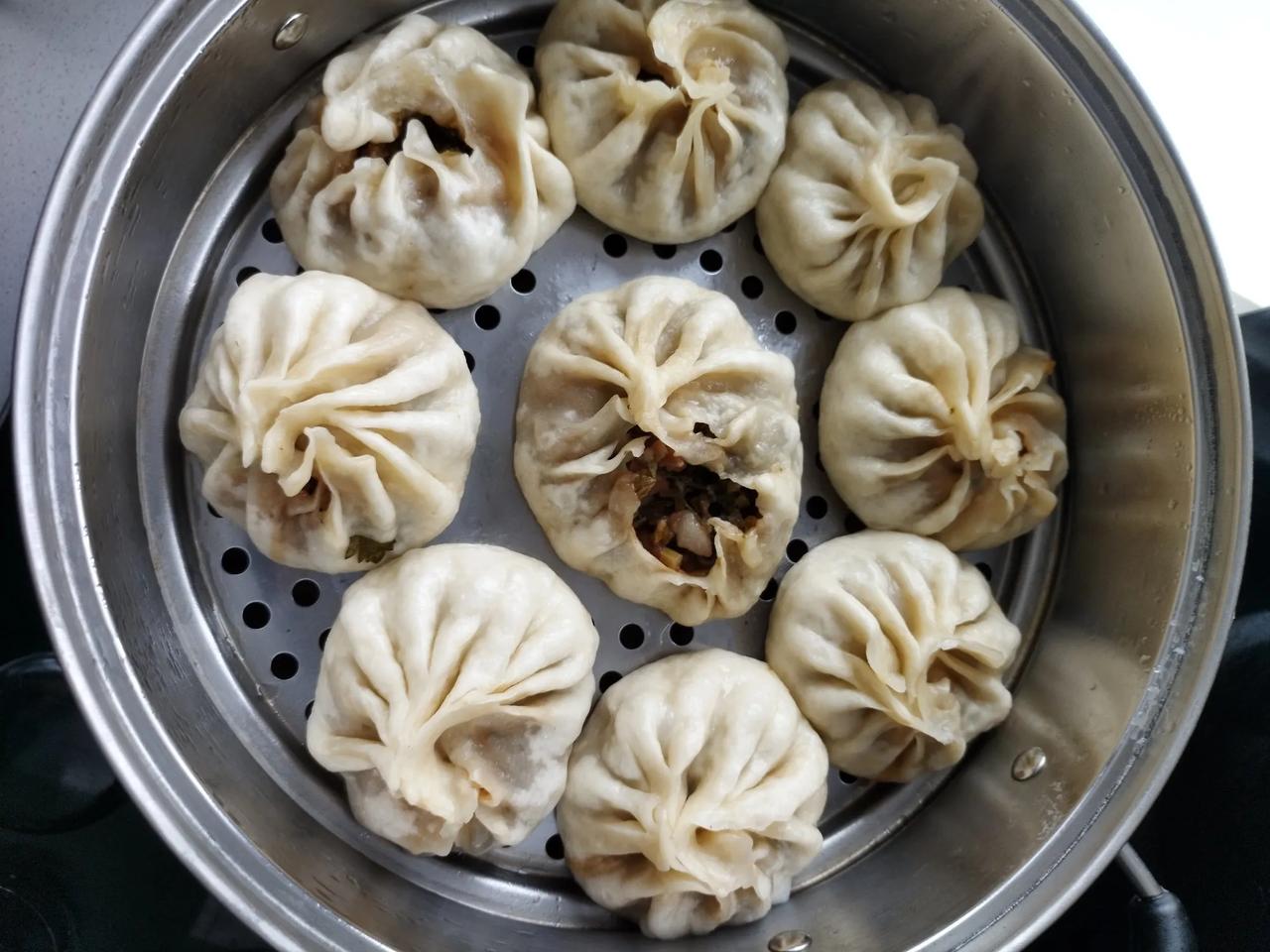 这包子蒸的怎么样？太有水平了。

一般人是蒸不出来这么美丽漂亮的包子吧。

昨天