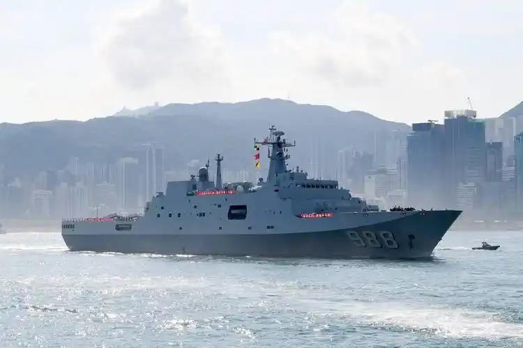 这两天有个挺实在的消息，中国海军两艘大船开到了俄罗斯符拉迪沃斯托克，也就是咱们常