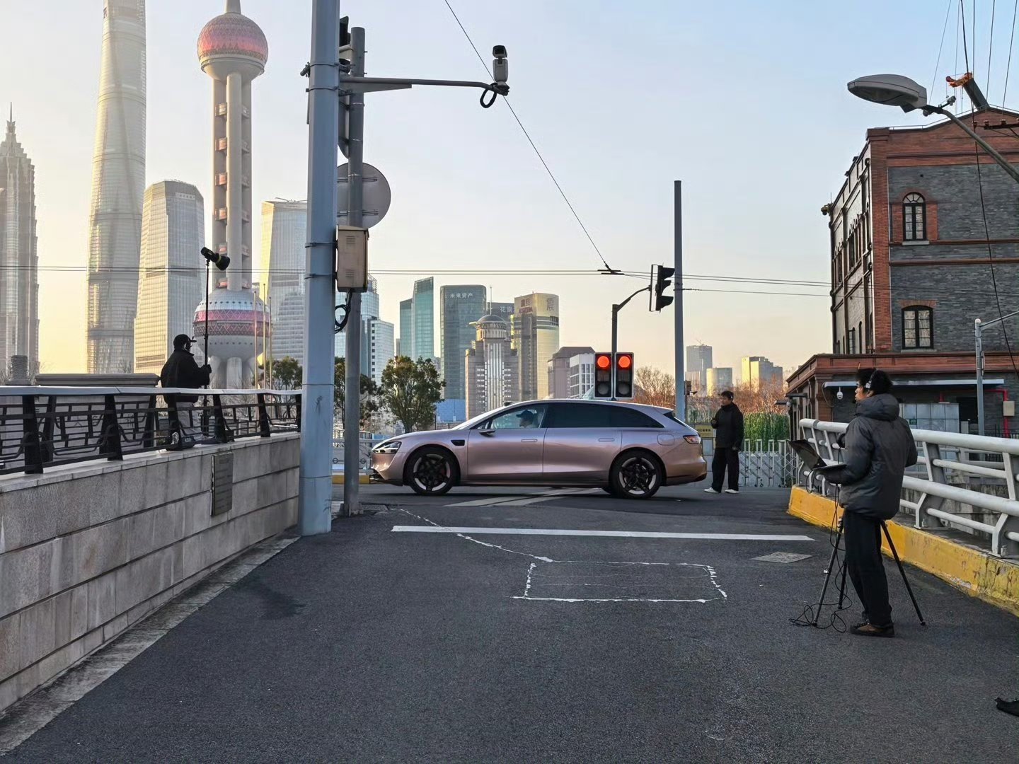 【鸿蒙智行享界 S9T“星莓粉”官宣，北京时装周发布】华为全场景展会落地 AWE