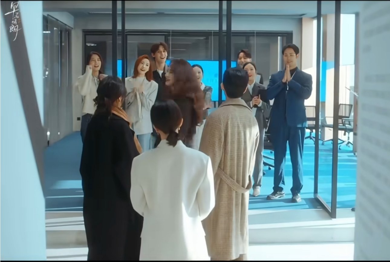 念桃婚后感太甜了这求婚片段也太甜了吧！卢克戴着“嫁给爸爸”的牌子送戒指，栾念当众