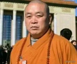 肥头大耳脖子粗，身披袈裟来充数。
佛祖面前点钞票，酒色行里都兼顾。

释永信是个