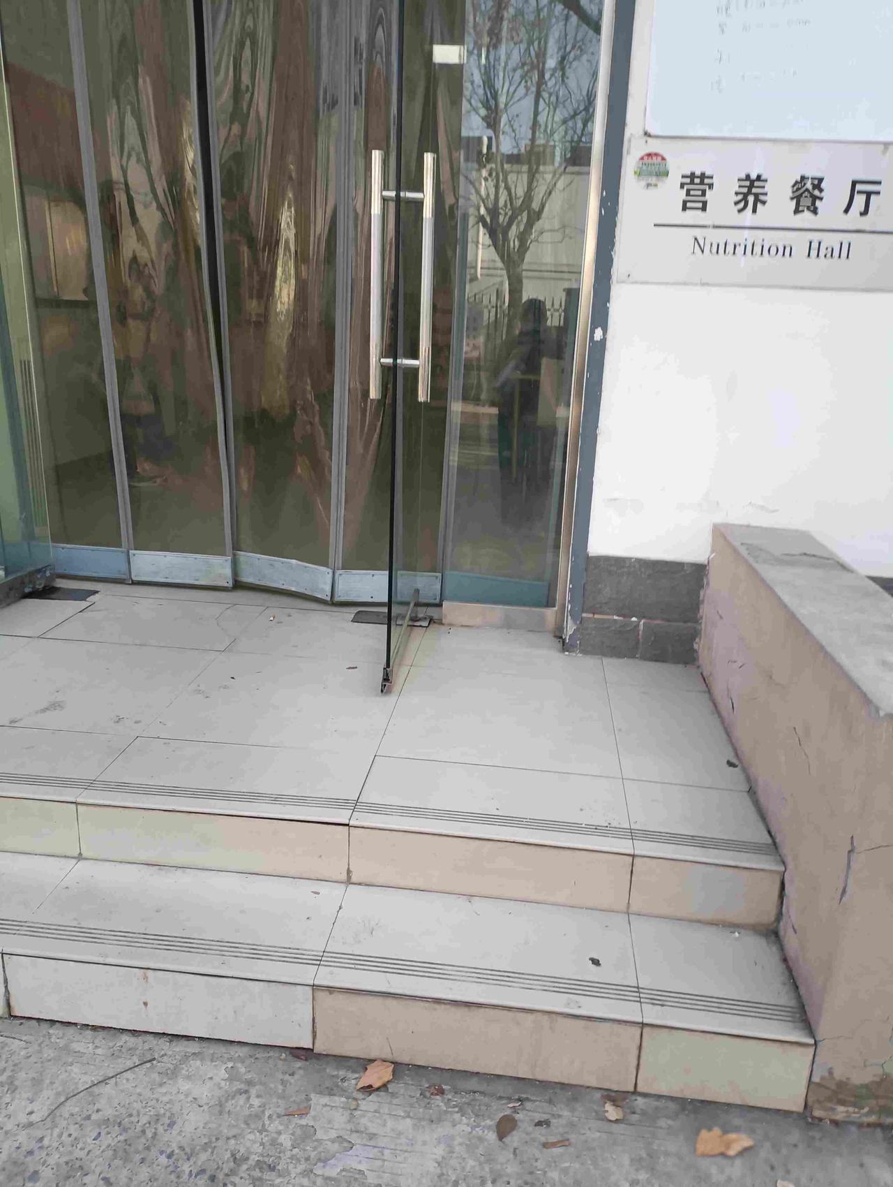 老公住进医院十天了，就这十天里，邻床换了三轮人了。

老公住院第十天，邻床换了三