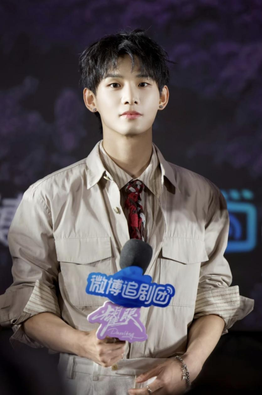 姚琛代替李昀锐表白粉丝姚琛是李昀锐和粉丝的证婚人嘛 姚琛替李昀锐向粉丝许愿：以后
