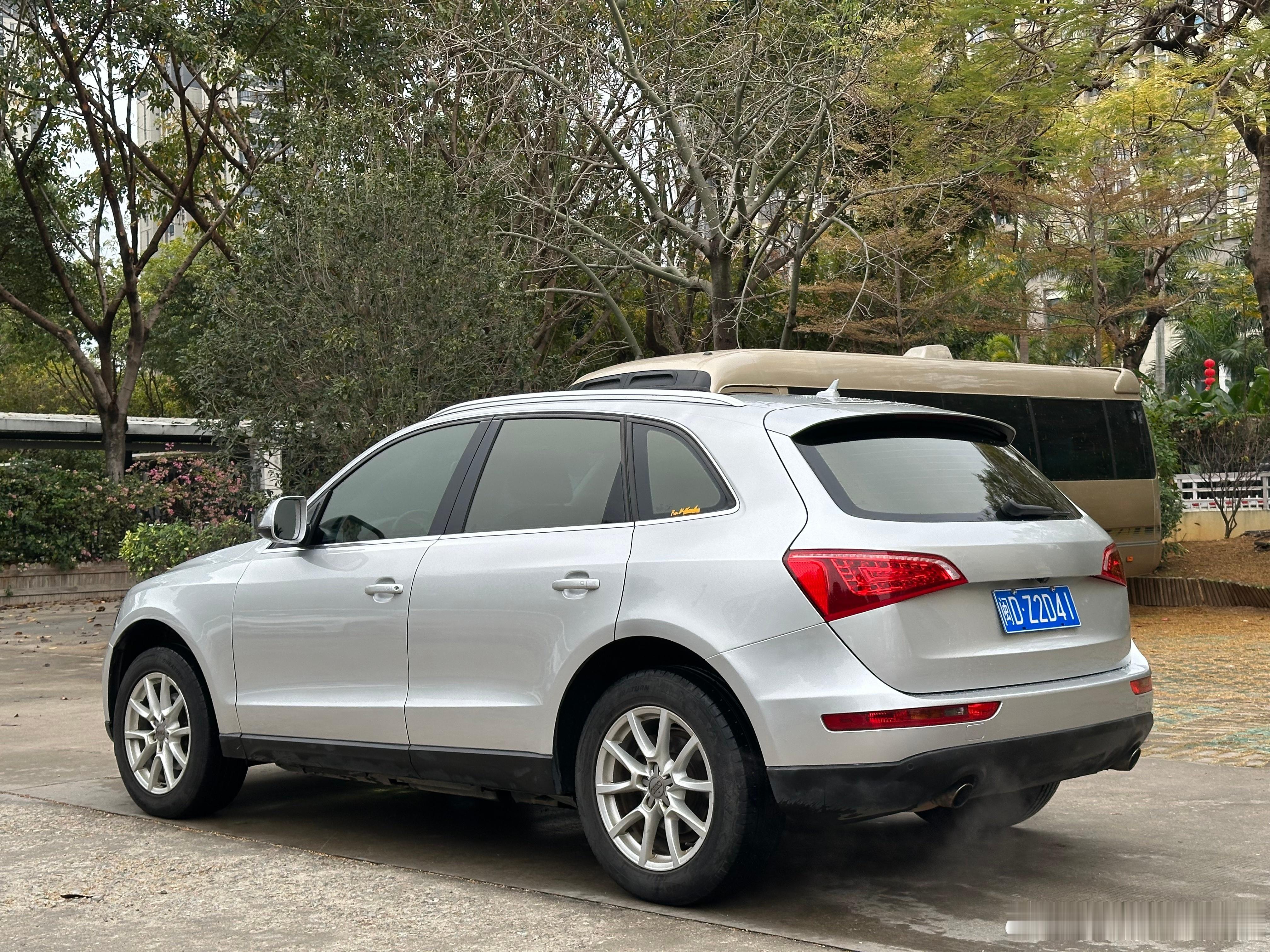 这台13年的奥迪Q5 2.0T舒适版终于整备好了，头尾拖了半个月，现在差个后备箱