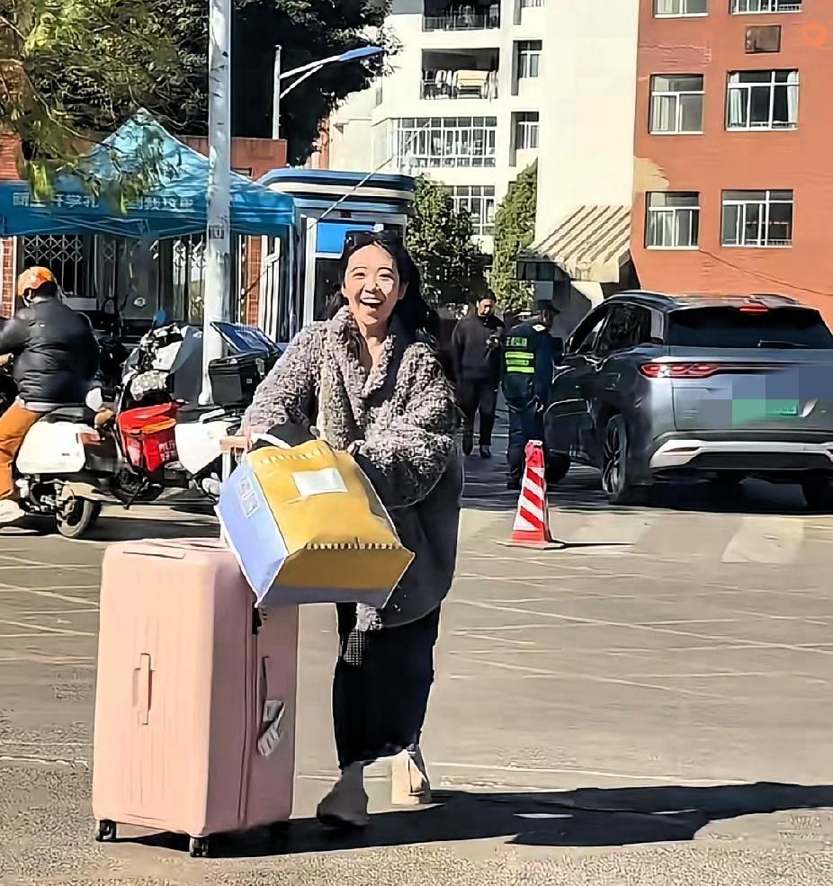 刚走出校门就听见有人喊自己名字，女孩一抬头，瞬间愣住了！
 
昆明一位女大学生放