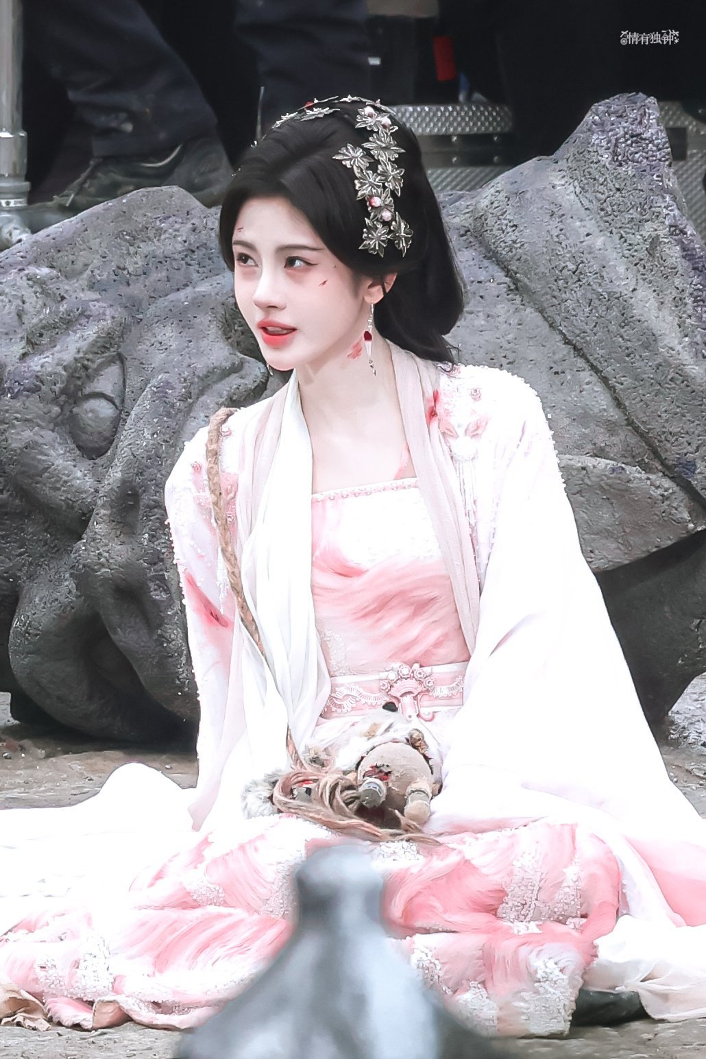 💙鞠婧祎露芜衣💙鞠婧祎上官芷 下辈子我要变成一枚印错的字 降落在情诗里 让你