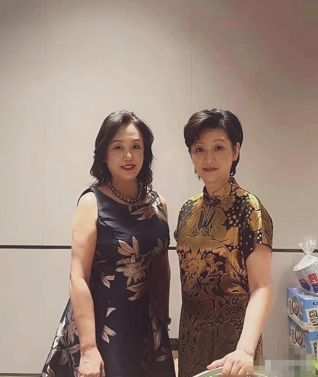 徐帆一身黑金旗袍，自带古典韵味。身材匀称，眉目清秀，冯导真是有艳福。