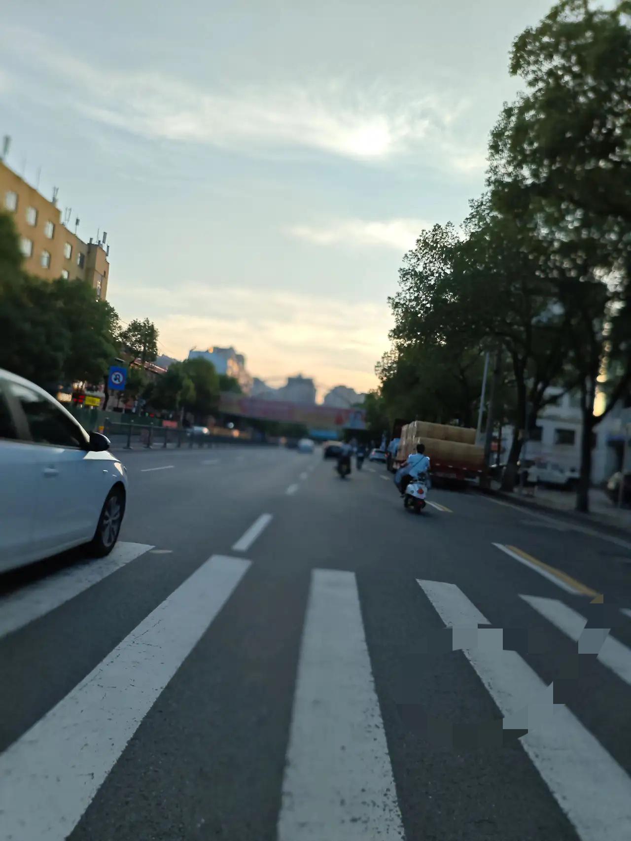 同事阿明突然离世，他妻子来单位，想讨回阿明生前借给一个男同事的两万块钱，那男同事