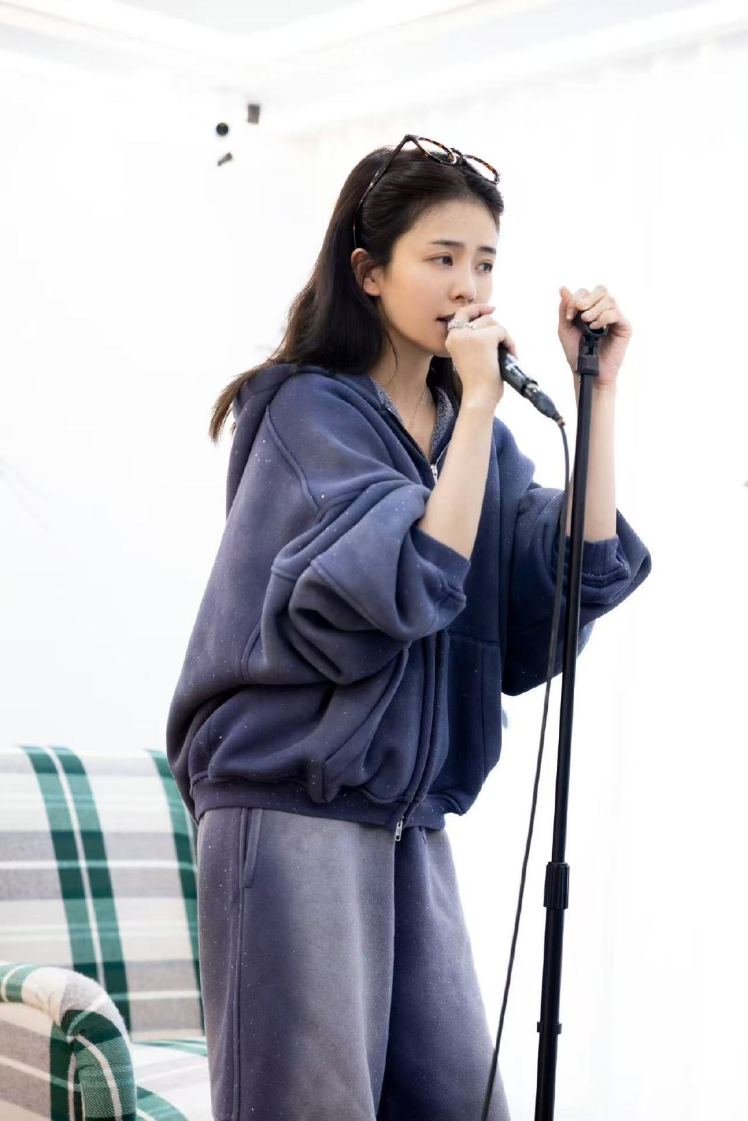 白鹿录音棚素颜照白鹿素颜录歌花絮 白鹿素颜录歌花絮 