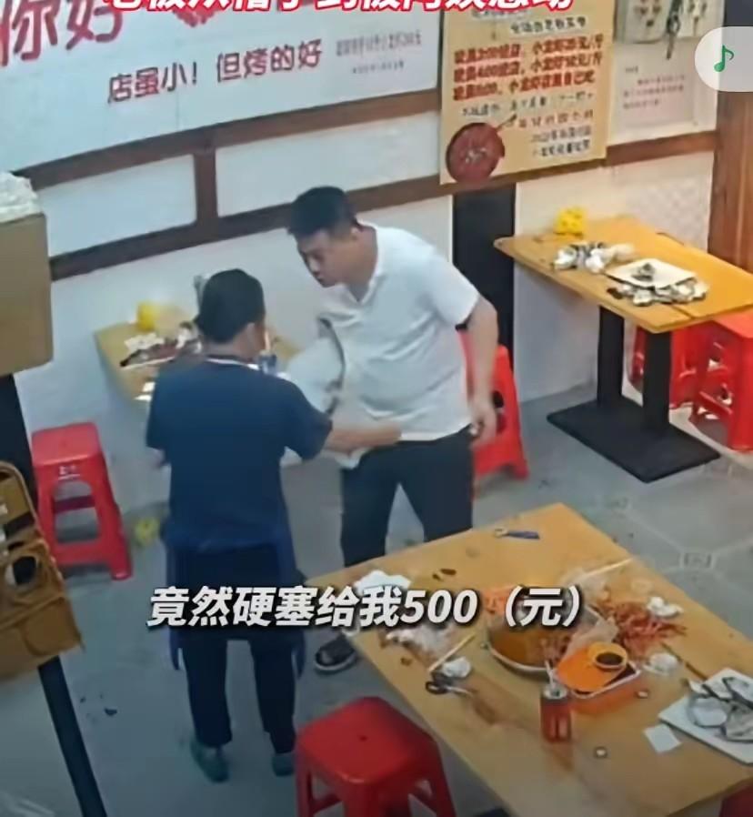 深圳，60岁阿姨在一家烧烤店洗碗，好不容易熬到发工资，谁知，工资一到手阿姨数了5