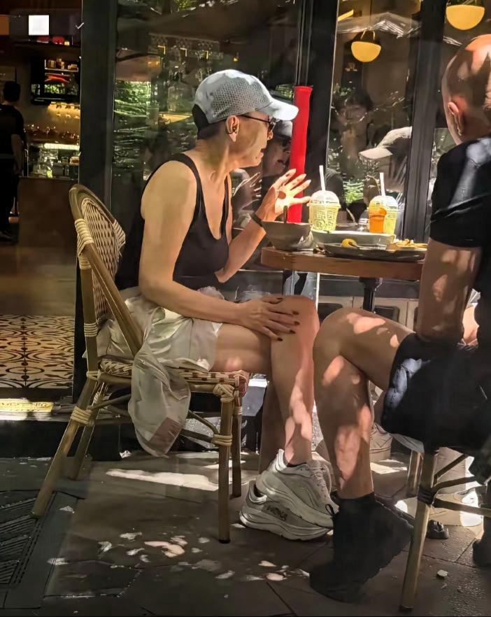 66岁的宋丹丹，活成了多少人羡慕的晚年模板？
 
咖啡馆的街边，一身松弛的穿搭，