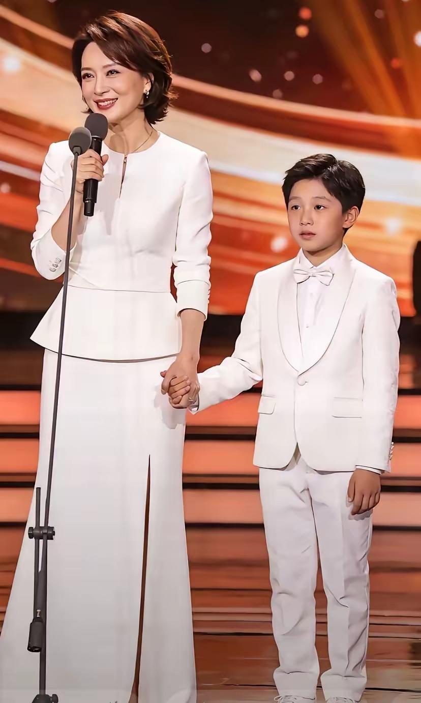 别说，基因好，孩子肯定错不了，《董卿儿子》小帅哥，稳当，松弛又大方，太可爱了，看