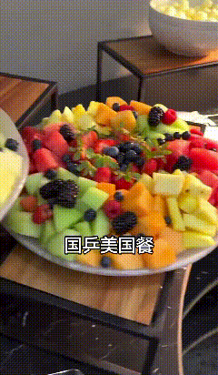 网友发了国乒在美国即将要吃的美国餐，水果、奶酪、煎鱼、沙拉、某某糖汤、意面。
看