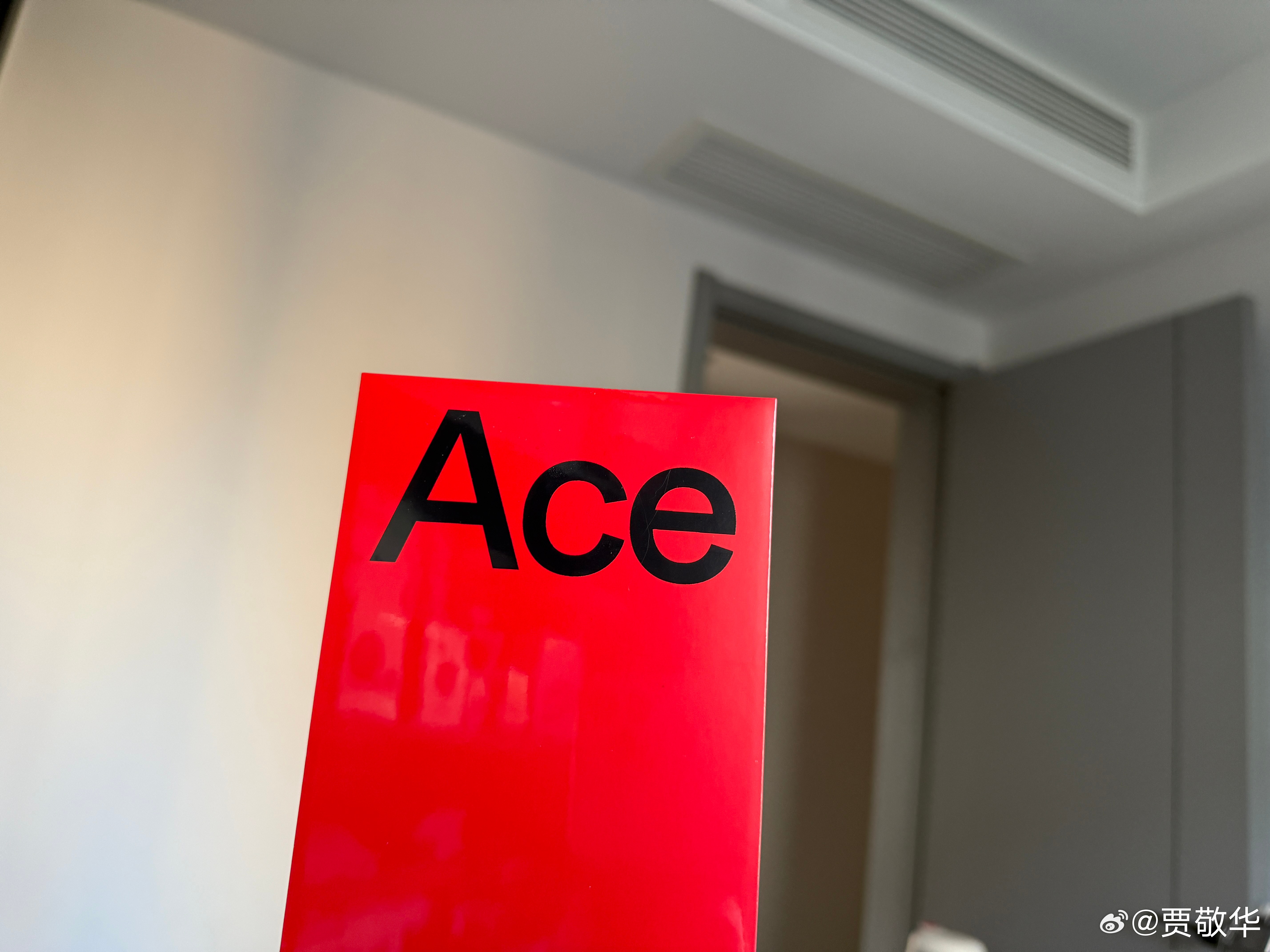 刚拿到一款新手机，看了下配色很帅气。大家猜一下，我这款手机是什么颜色的？还有就是