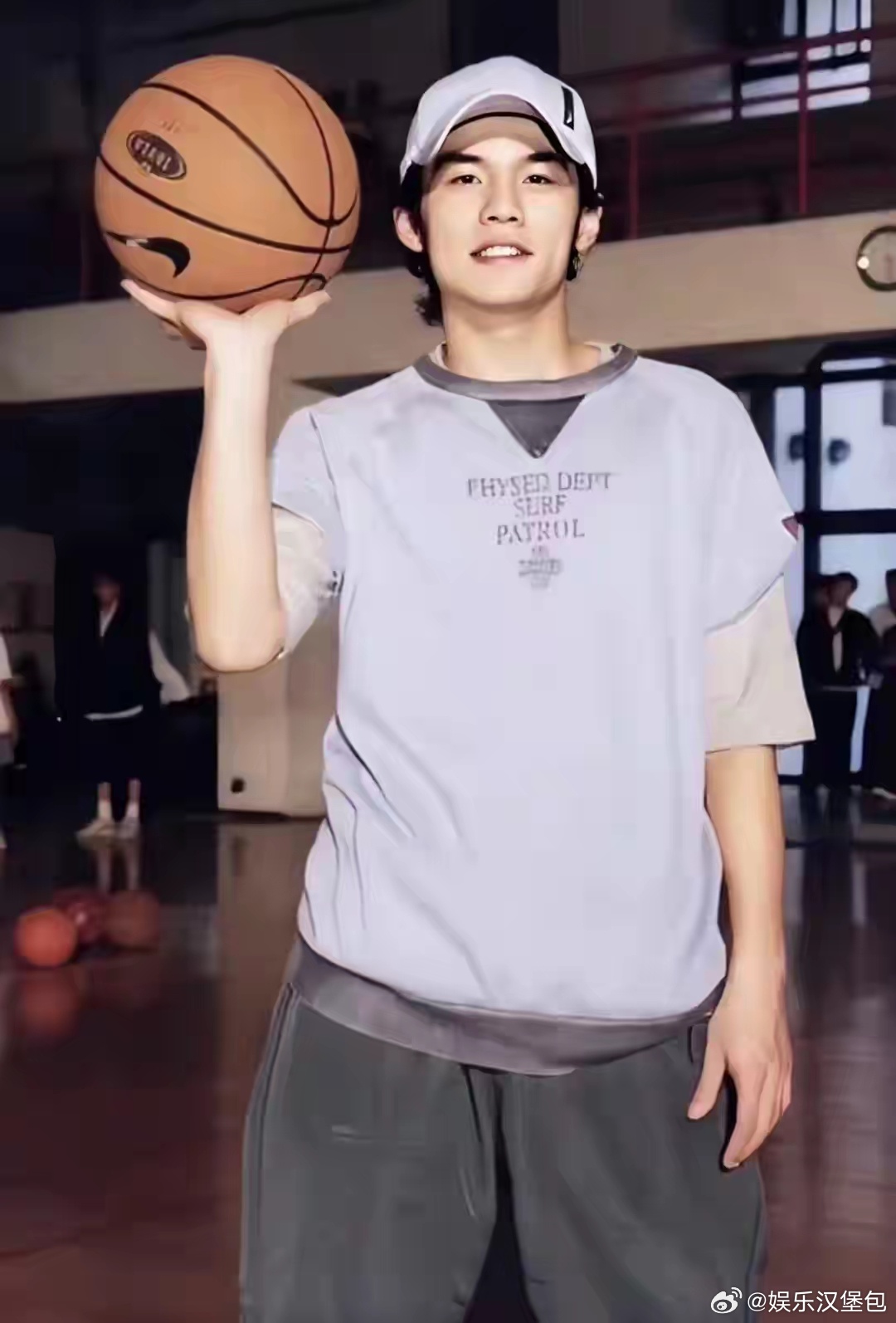 跟着周杰伦演唱会游杭州 乘坐“演唱会嗨巴”接驳专线，车内循环播放着周杰伦的经典曲