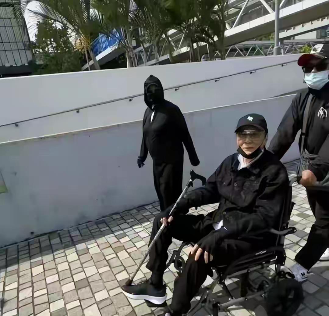 谢贤：从顶流到轮椅相伴，一辈子活成了港圈传奇
谢贤这一辈子，把港圈的风光和晚年滋