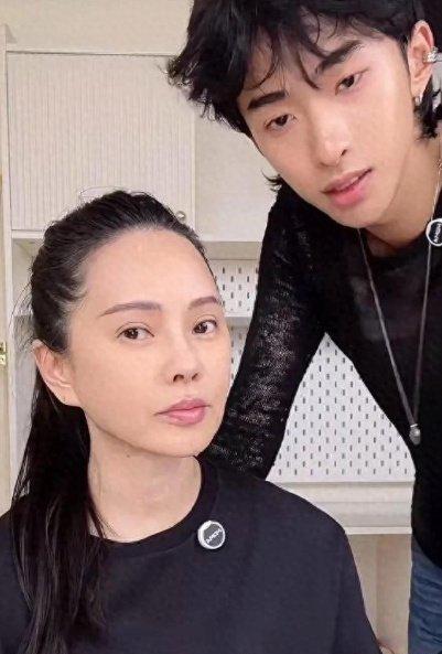 哈利：（举着化妆刷小心翼翼）妈妈，我小时候第一次化妆，你为什么不骂我呀？

伊能