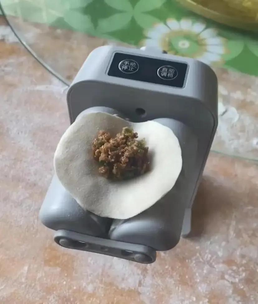 包饺子神器
父母喜欢吃饺子，但又不是很会包饺子，所以只能在市场上买回成品的饺子，