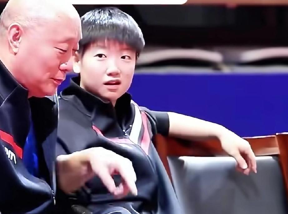 莎莎根本不是真心想约饭，老杨一拒绝，她就笑了。
你看清那个小表情了没。
嘴上“哼