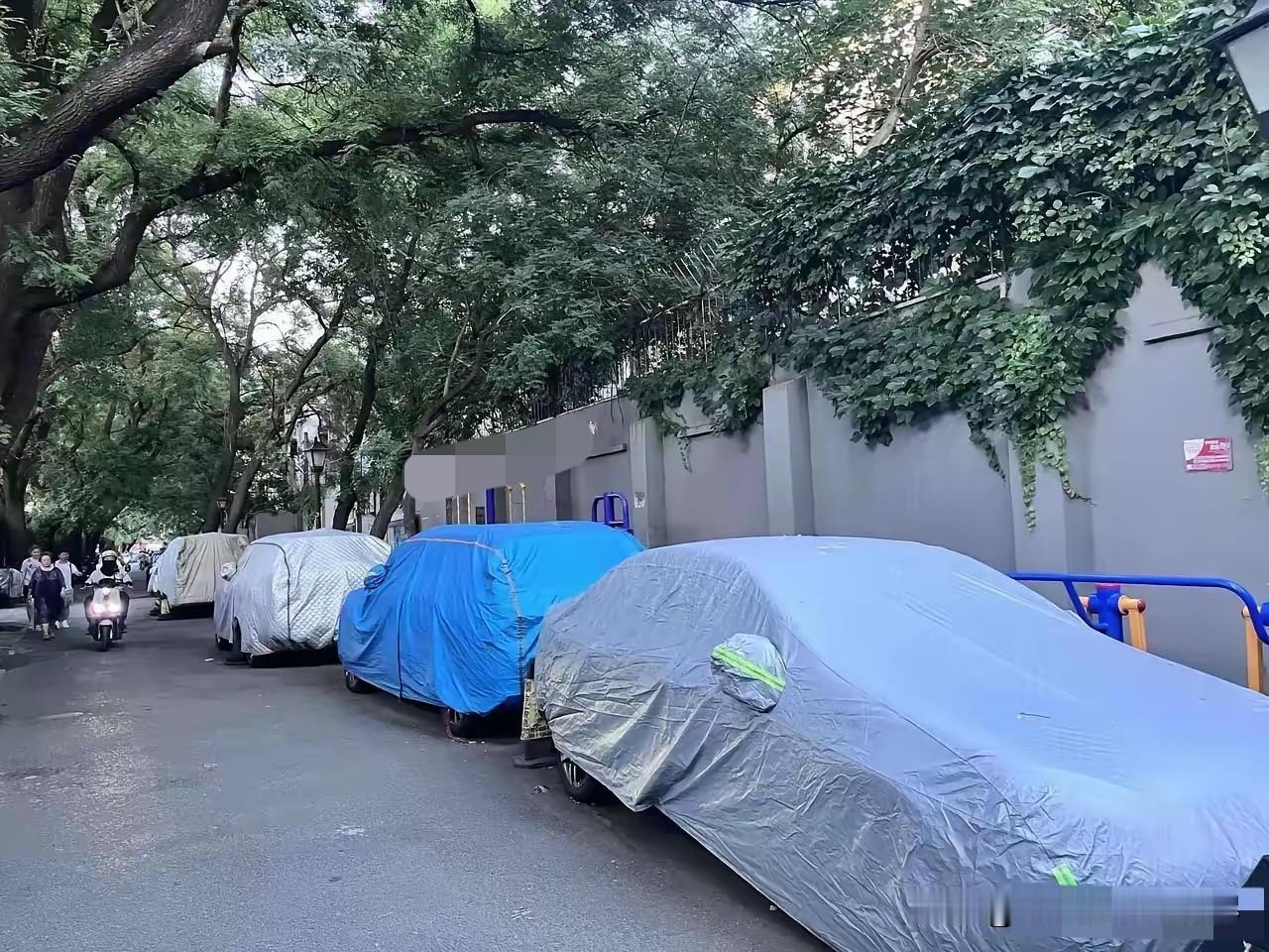 这买车的意义又是什么呢？看到北京胡同里停车位上的很多车辆都套着车衣，其实也并不是