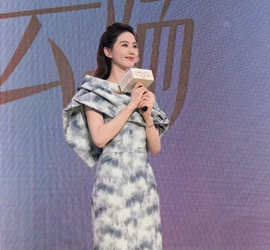 刘诗诗今日的活动现场图来了，来看看这个状态怎么样？ 