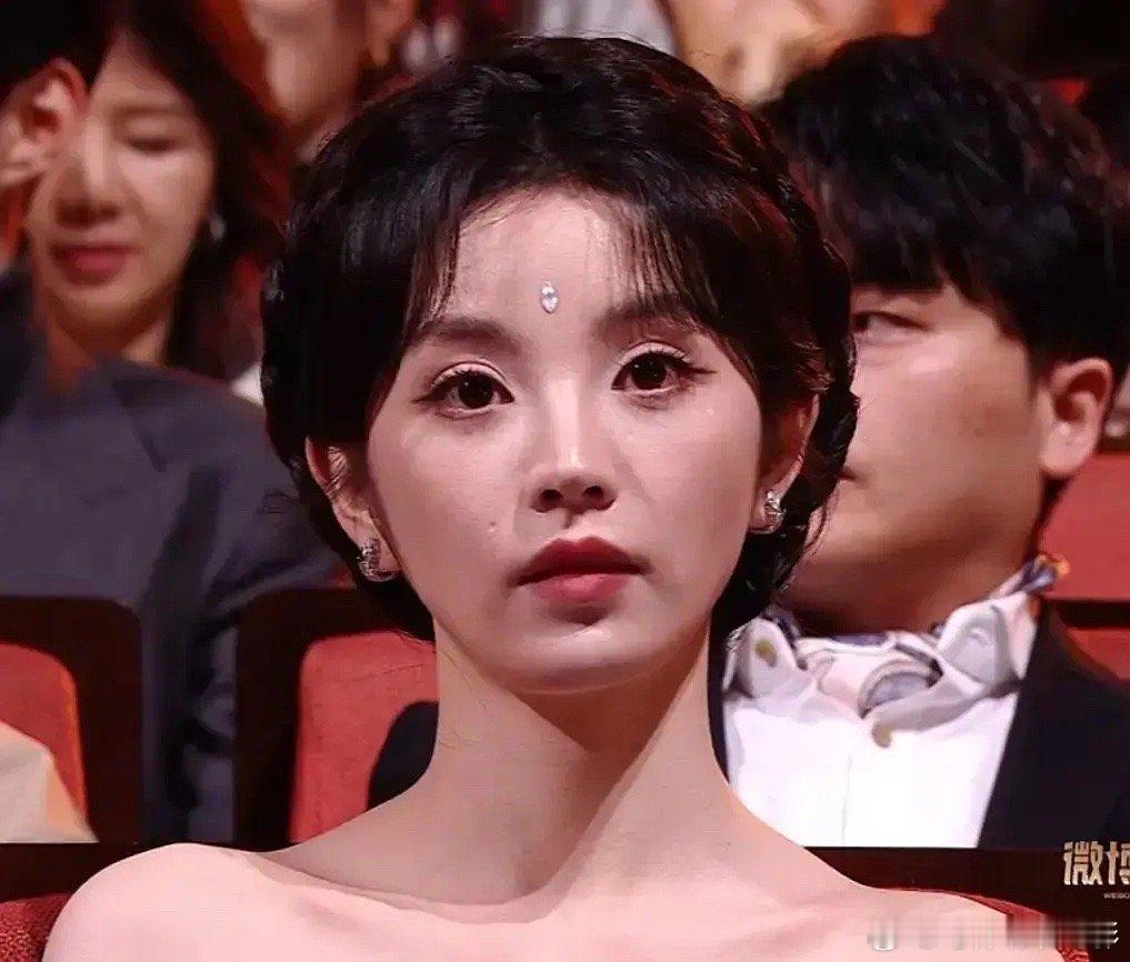 这镜头也太生了吧，感觉田曦薇状态都不好了[允悲] ​​​
