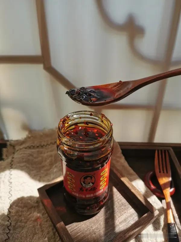 老干妈在国外火真不是没道理。英国《卫报》都关注到它了，如今它在国外的橱柜和冰箱里
