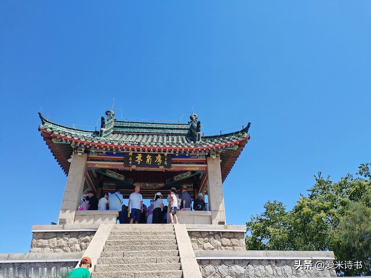 人生逆旅古来叹，蝼蚁经营为哪般？
日月山川尽可赏，真情因果爱清欢。