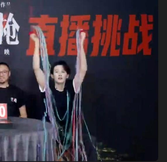 努力甩彩带的健次太可爱啦 ​​​