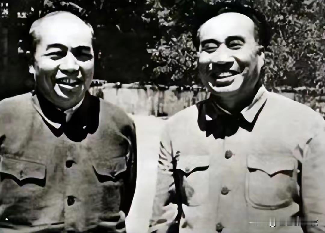 建国后北京庭院，彭德怀与朱德并肩合影。二人同为人民军队缔造者，数十年协同领兵作战
