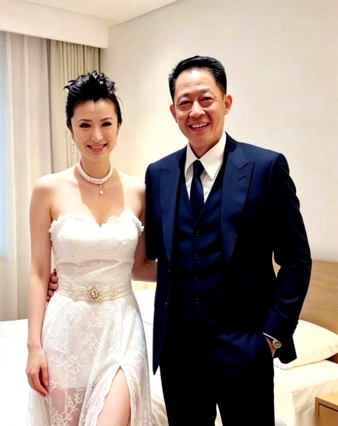王志文这人，有意思。
早年公开对着镜头说，自己就是不婚主义。话音刚落，扭头在42