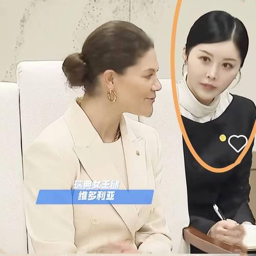 2025年10月15日，韩国总统李在明会见瑞典女王储时，身旁女翻译赵周妍因高颜值