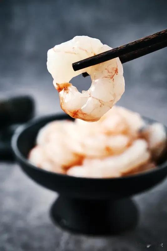虾仁的处理：将虾仁放入碗内，加一小撮精盐、米粒大小微量食用碱粉，用手抓搓一会儿后